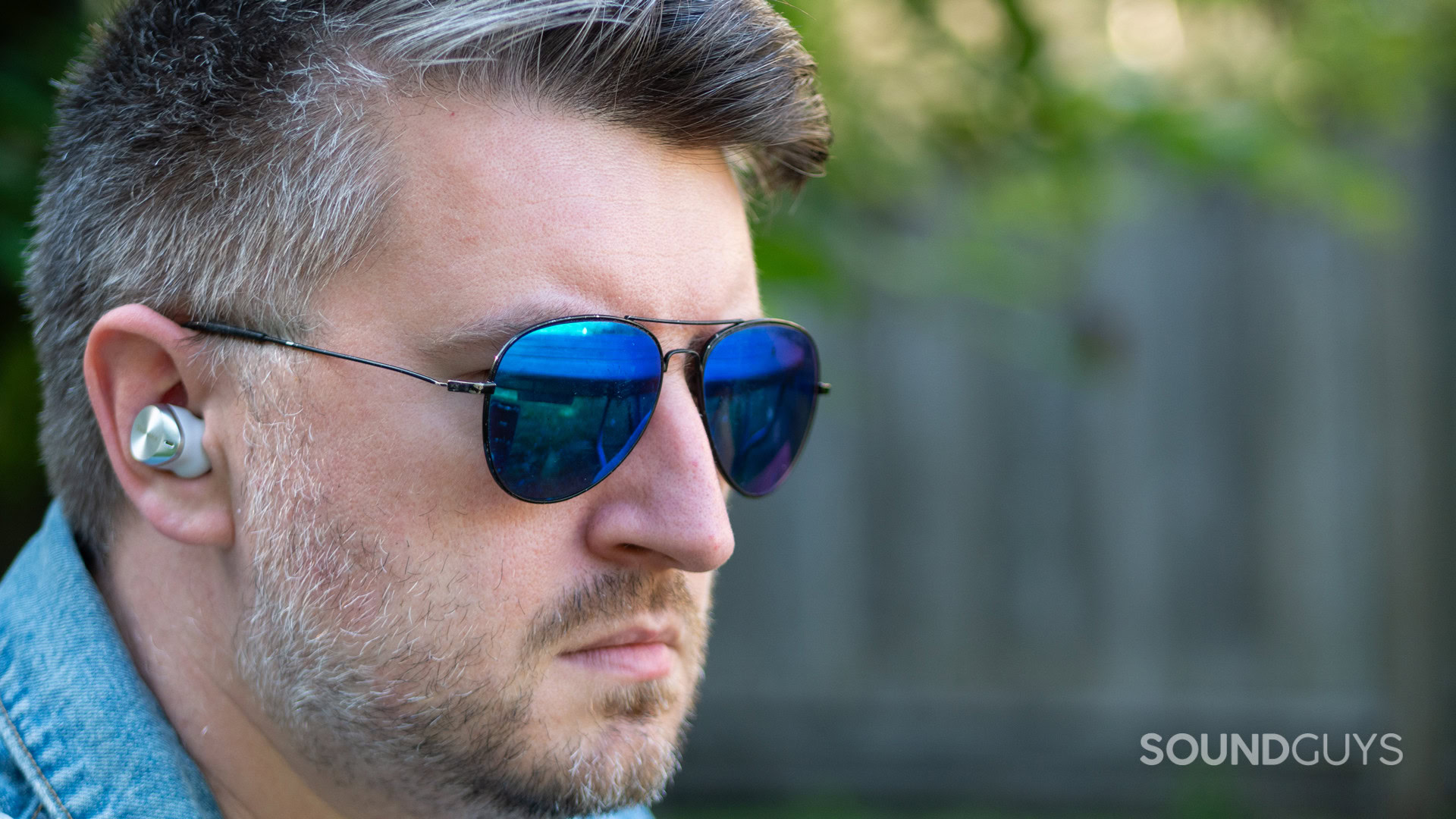 technics-eah-az80-wear A man wearing a denim jacket listens to the Technics EAH-AZ80.